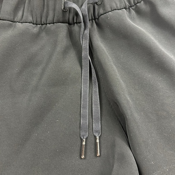 Lululemon On The Fly Short *Woven *2.5" Black - Picture 2 of 5